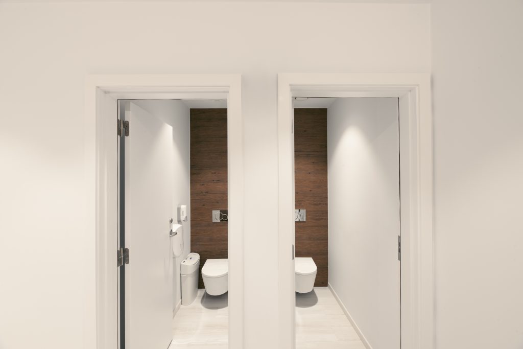 Fotografia apresentando o conceito de wc femimino, cabines no projeto Lobby Q45, localizado em Oeiras, Portugal.