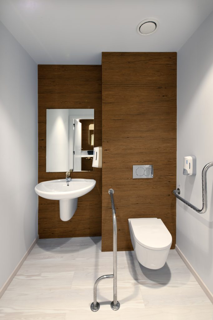 Fotografia apresentando o conceito de wc acessível no projeto Lobby Q45, localizado em Oeiras, Portugal.