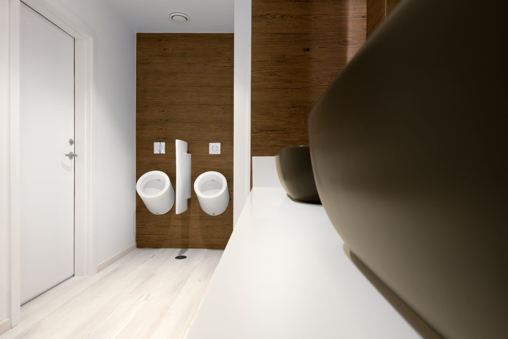 Fotografia apresentando o conceito de wc masculino, urinóis no projeto Lobby Q45, localizado em Oeiras, Portugal.