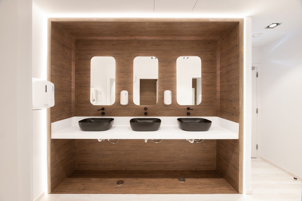 Fotografia apresentando o conceito de wc femimino, lavatórios no projeto Lobby Q45, localizado em Oeiras, Portugal.