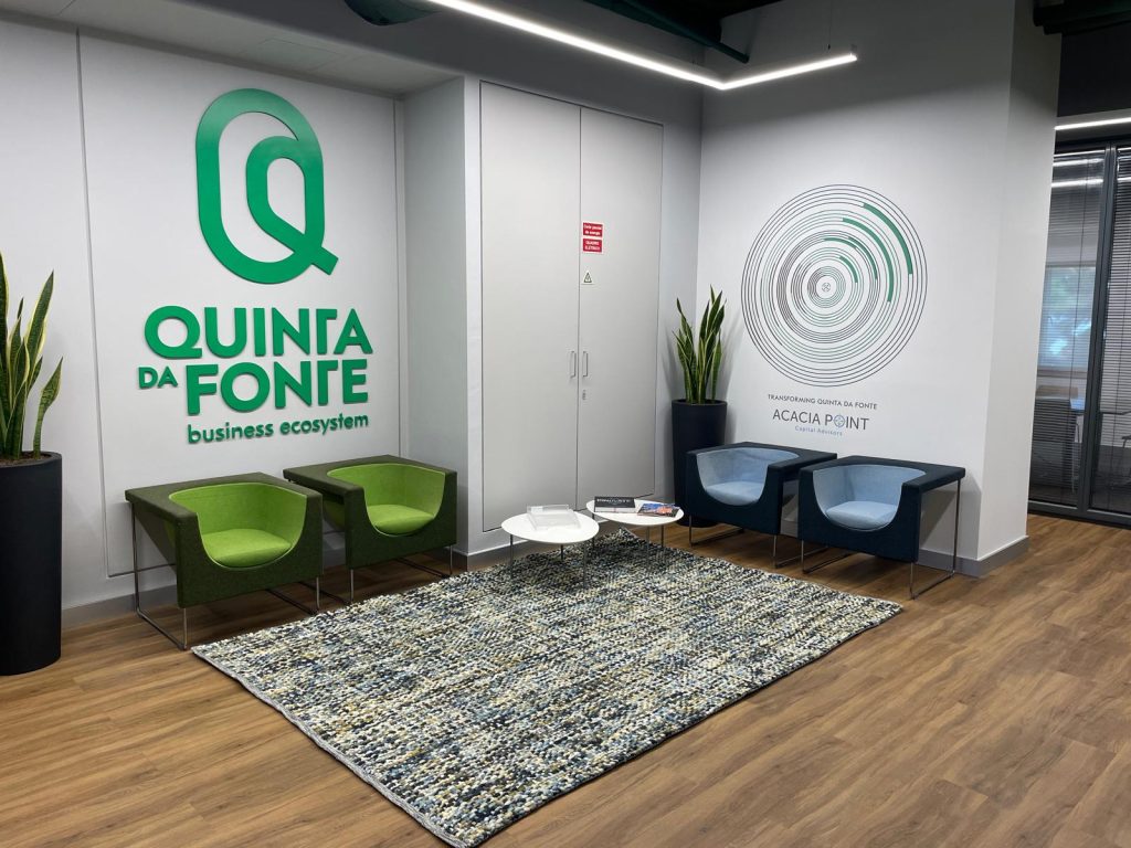 Fotografia apresentando o conceito de área lounge no projeto Acacia Point, localizado em Oeiras, Portugal.