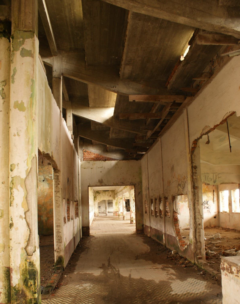 Fotografia Antes da intervenção: Corredores e acessos internos no projeto Arquibancada Jockey Club, localizado em Rio Grande do Sul, Brasil.