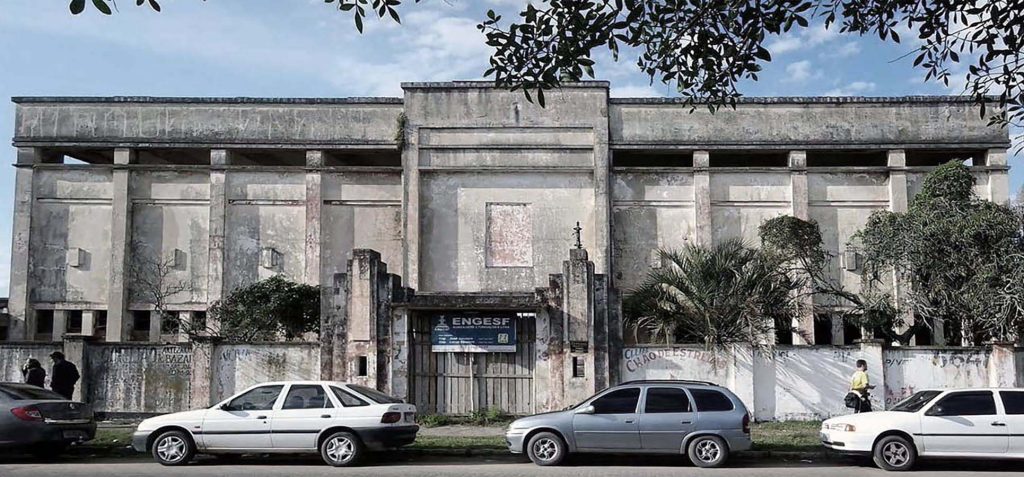 Fotografia Antes da intervenção: Fachada principal no projeto Arquibancada Jockey Club, localizado em Rio Grande do Sul, Brasil.