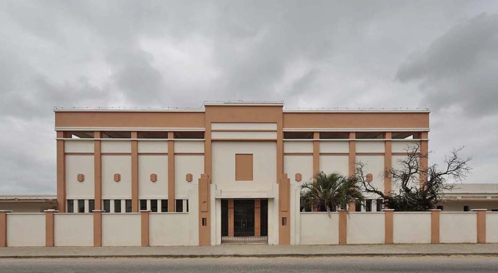 Fotografia Após a intervenção: Fachada principal no projeto Arquibancada Jockey Club, localizado em Rio Grande do Sul, Brasil.