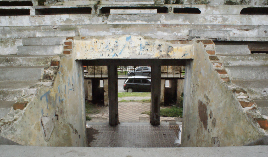 Fotografia Antes da intervenção: Entrada para as tribunas no projeto Arquibancada Jockey Club, localizado em Rio Grande do Sul, Brasil.