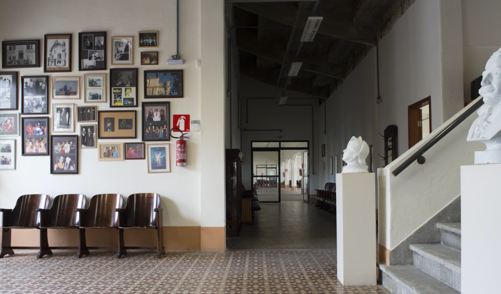 Fotografia Após a intervenção: Hall de entrada no projeto Arquibancada Jockey Club, localizado em Rio Grande do Sul, Brasil.