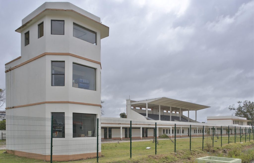 Fotografia Após a intervenção: Photochart e tribunas no projeto Arquibancada Jockey Club, localizado em Rio Grande do Sul, Brasil.