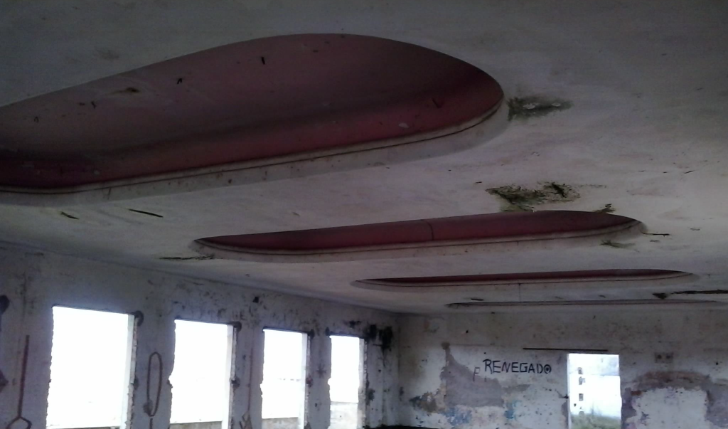 Fotografia Antes da intervenção: Sala de dança no projeto Arquibancada Jockey Club, localizado em Rio Grande do Sul, Brasil.
