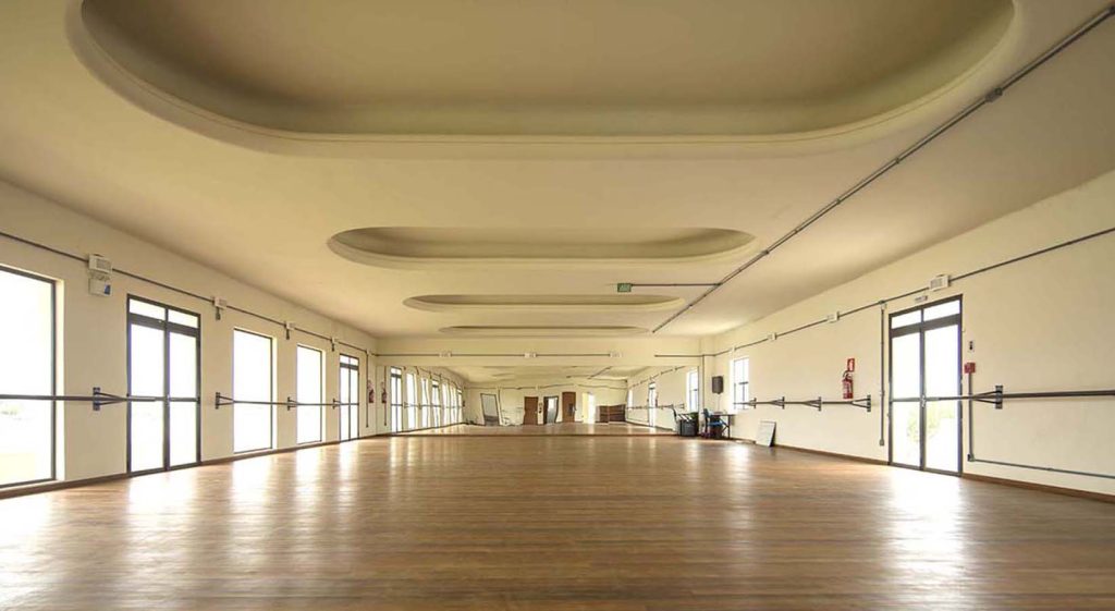 Fotografia Após a intervenção: Sala de dança no projeto Arquibancada Jockey Club, localizado em Rio Grande do Sul, Brasil.