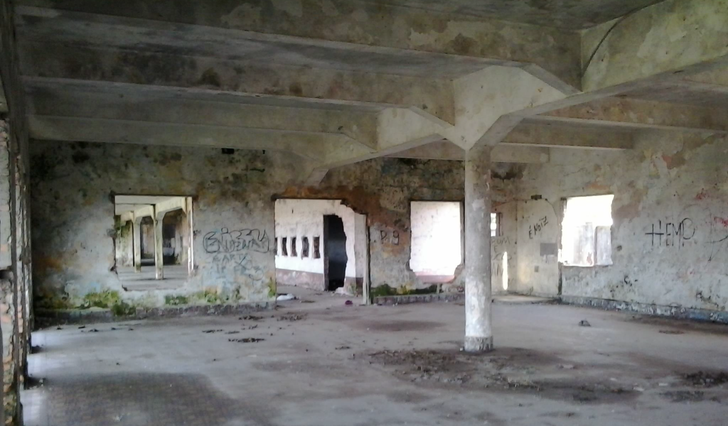 Fotografia Antes da intervenção: Sala interior das tribunas no projeto Arquibancada Jockey Club, localizado em Rio Grande do Sul, Brasil.