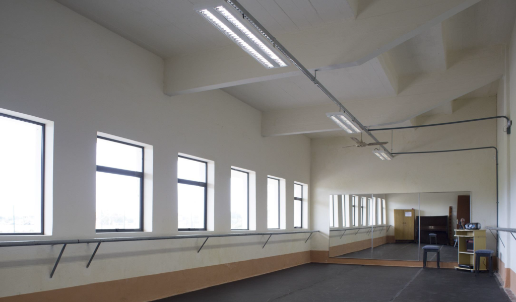 Fotografia Após a intervenção: Sala de aulas no projeto Arquibancada Jockey Club, localizado em Rio Grande do Sul, Brasil.
