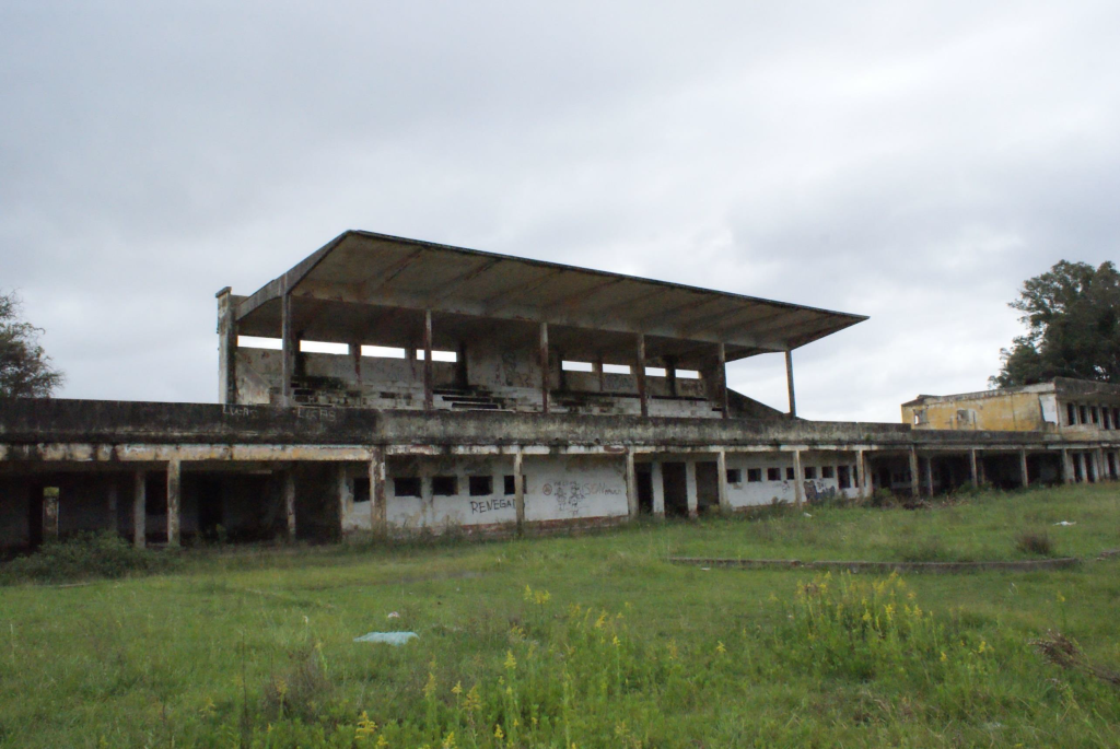Fotografia Antes da intervenção: Tribunas no projeto Arquibancada Jockey Club, localizado em Rio Grande do Sul, Brasil.