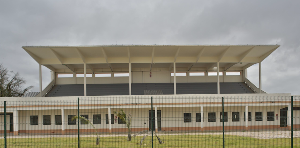 Fotografia Após a intervenção: Tribunas no projeto Arquibancada Jockey Club, localizado em Rio Grande do Sul, Brasil.