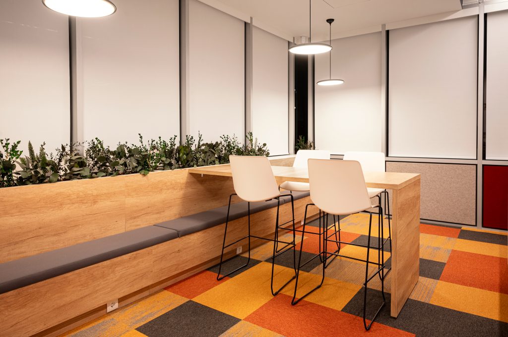 Fotografia apresentando o conceito de lounge e mobiliário no projeto Sede Banco Primus, localizado em Oeiras, Portugal.