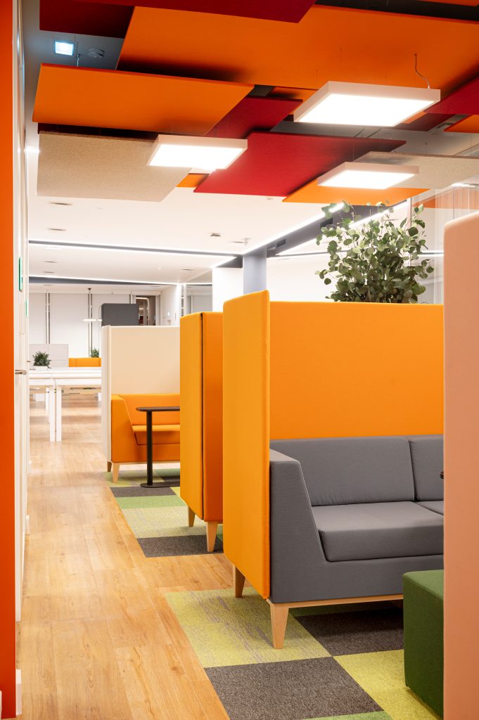 Fotografia apresentando o conceito de lounge e mobiliário no projeto Sede Banco Primus, localizado em Oeiras, Portugal.