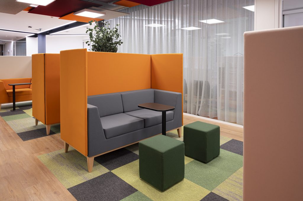 Fotografia apresentando o conceito de lounge e mobiliário no projeto Sede Banco Primus, localizado em Oeiras, Portugal.