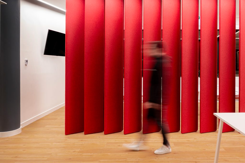 Fotografia apresentando o conceito de detalhe dos painéis acústicos rotativos no projeto Sede Banco Primus, localizado em Oeiras, Portugal.