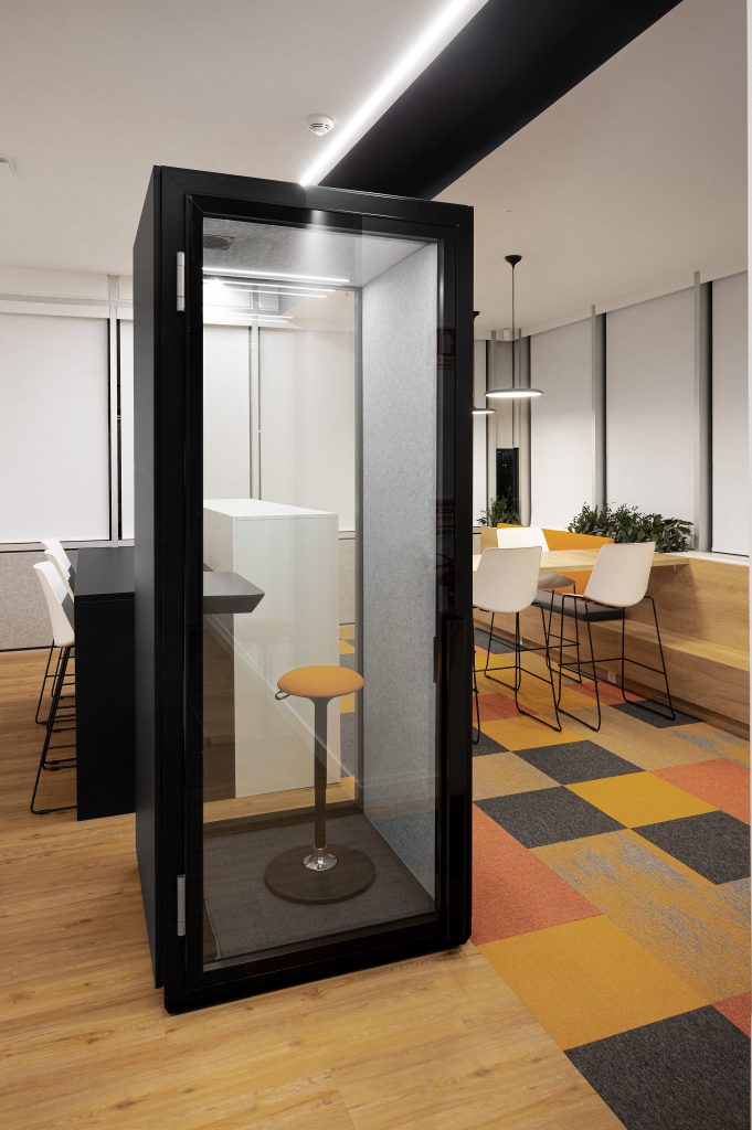 Fotografia apresentando o conceito de Phonebooth no projeto Sede Banco Primus, localizado em Oeiras, Portugal.