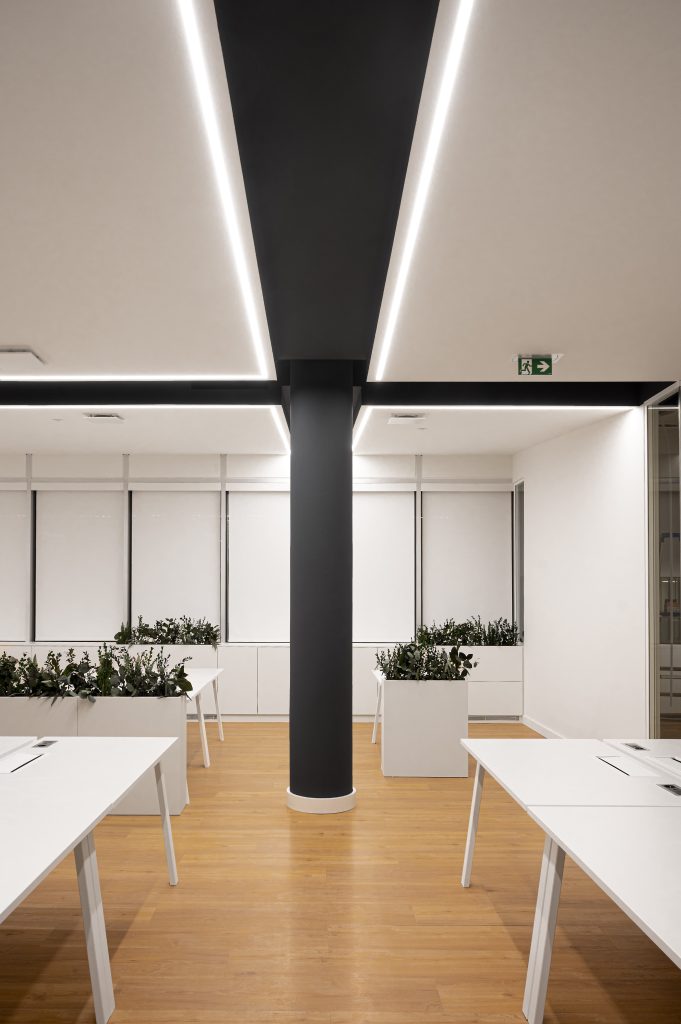 Fotografia apresentando o conceito de detalhe dos tetos no projeto Sede Banco Primus, localizado em Oeiras, Portugal.