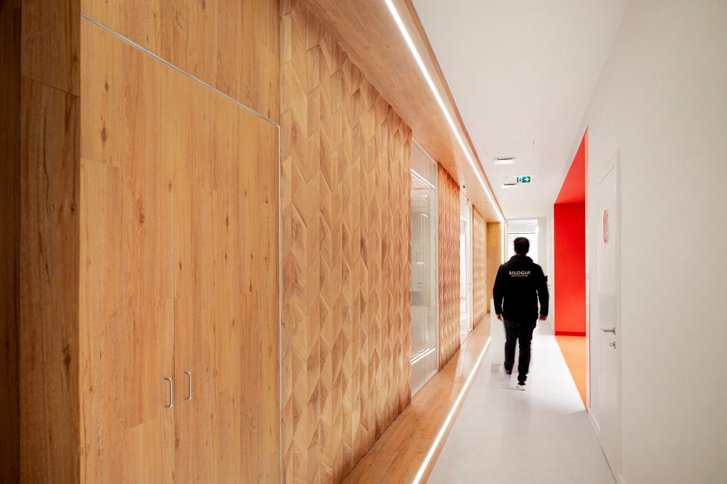 Fotografia apresentando o conceito de Recepção, acessos no projeto Sede Banco Primus, localizado em Oeiras, Portugal.