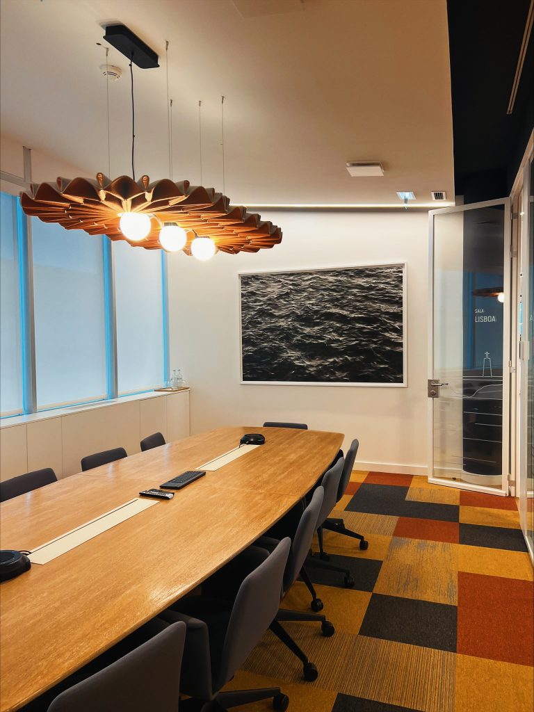 Fotografia apresentando o conceito de sala de reunião no projeto Sede Banco Primus, localizado em Oeiras, Portugal.