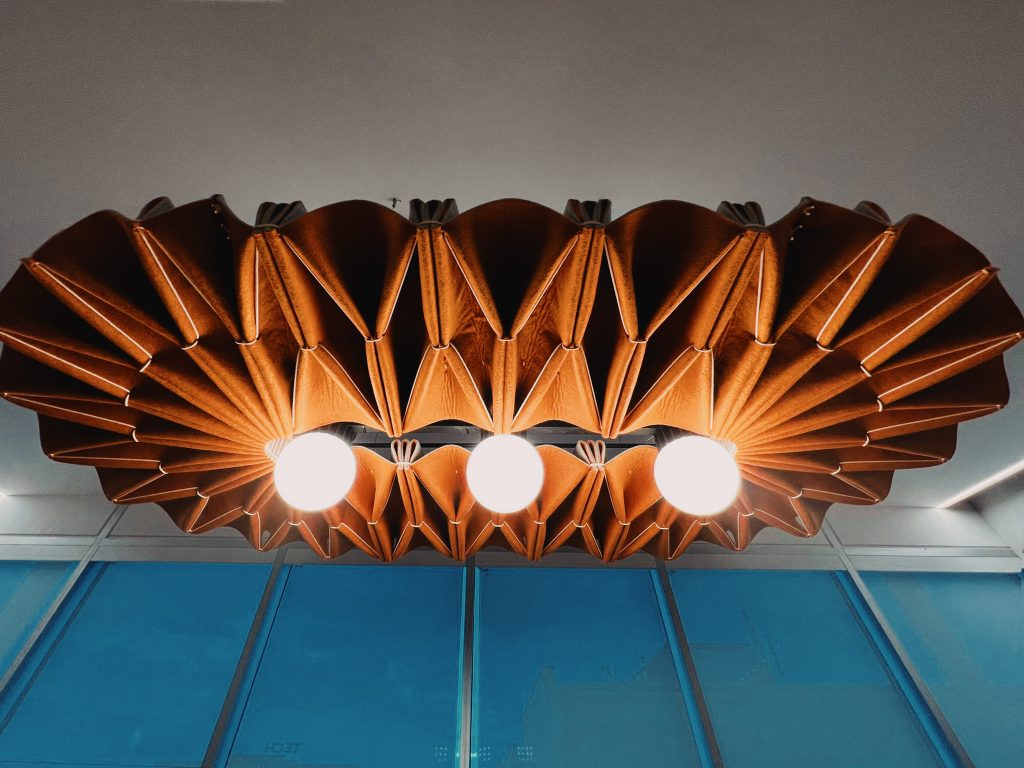 Fotografia apresentando o conceito de detalhe da iluminação, sala de reunião no projeto Sede Banco Primus, localizado em Oeiras, Portugal.