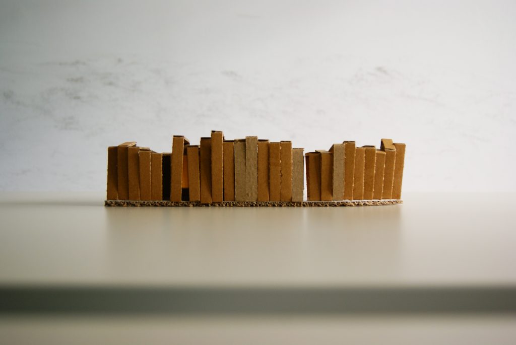Fotografia apresentando o Vista longitudinal da maquete de volumetria no projeto Anexo da Biblioteca Nacional, localizado em Rio de Janeiro, Brasil.