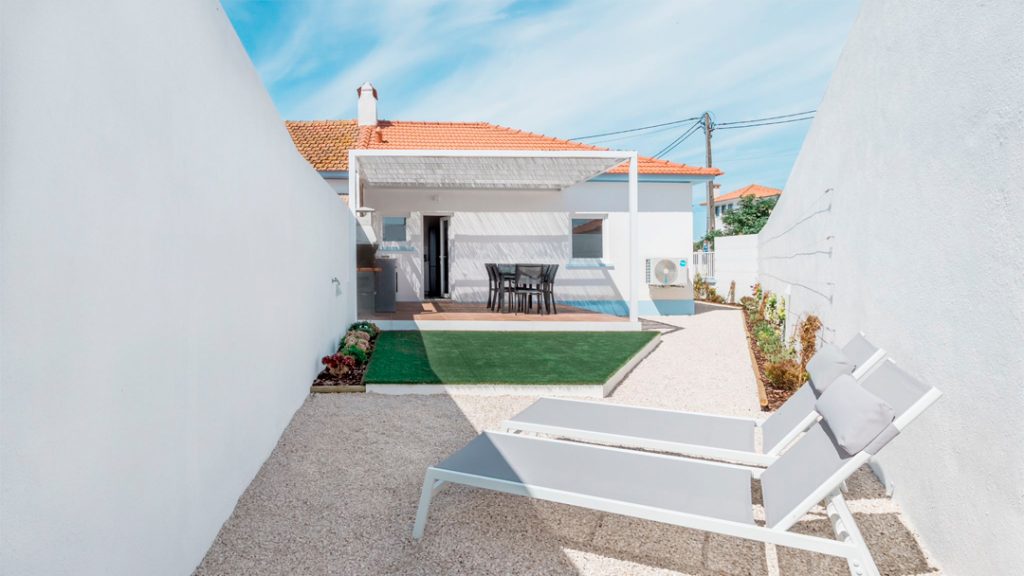 Fotografia apresentando a Área exterior global no projeto Casas da Costa, localizado em Almada, Portugal.