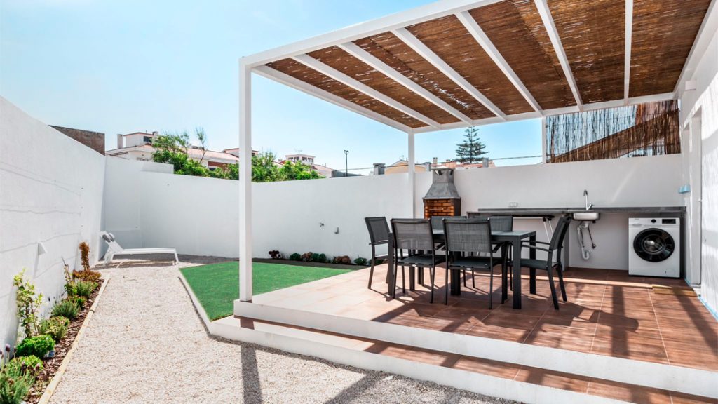 Fotografia apresentando a Área exterior global no projeto Casas da Costa, localizado em Almada, Portugal.