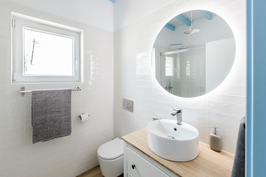 Fotografia apresentando a Perspectiva do WC no projeto Casas da Costa, localizado em Almada, Portugal.