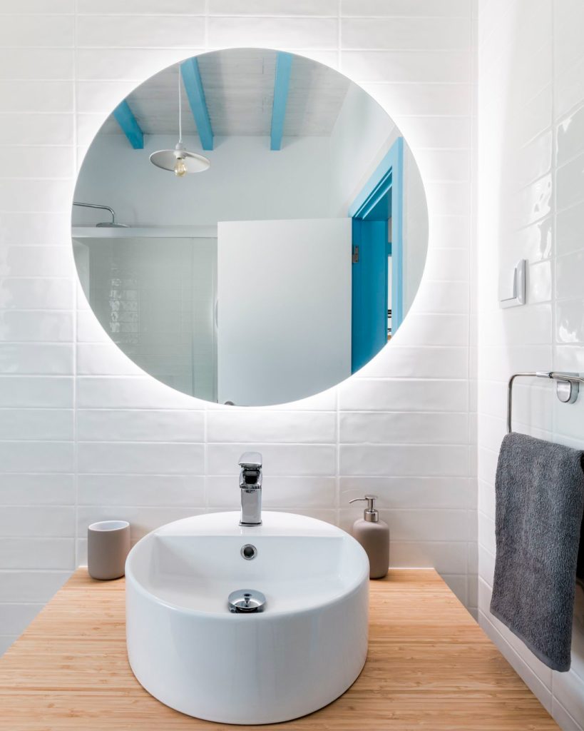 Fotografia apresentando a Perspectiva do WC, combinação de materiais e cores no projeto Casas da Costa, localizado em Almada, Portugal.