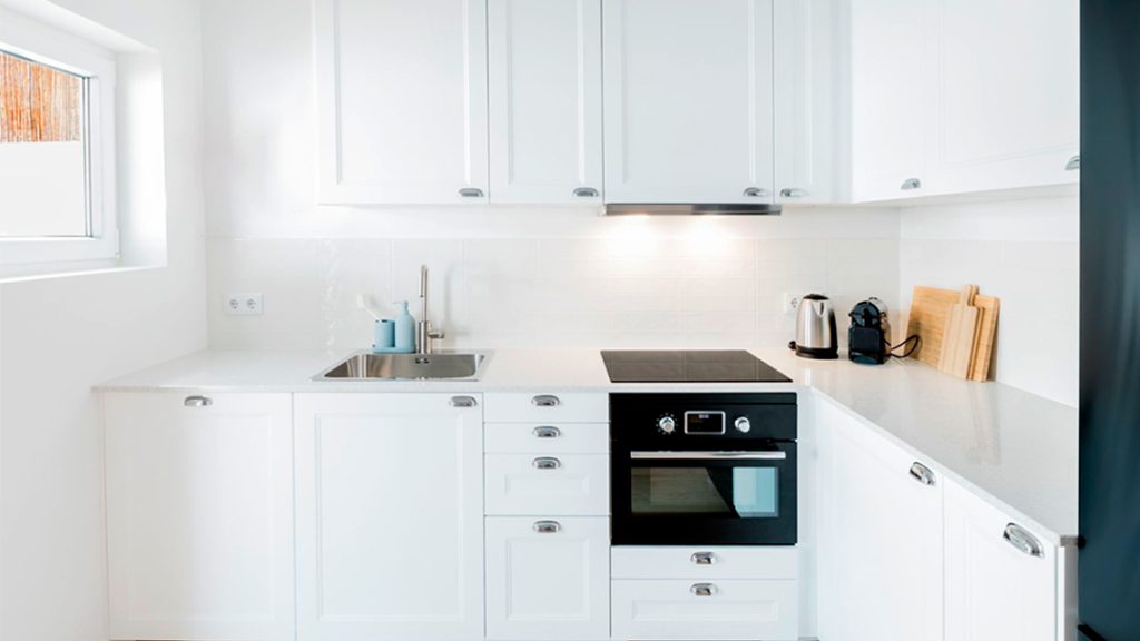 Fotografia apresentando a Cozinha no projeto Casas da Costa, localizado em Almada, Portugal.