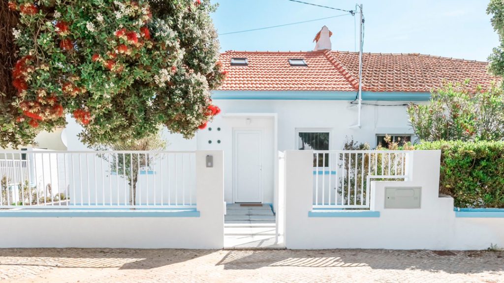 Fotografia apresentando a Entrada principal no projeto Casas da Costa, localizado em Almada, Portugal.