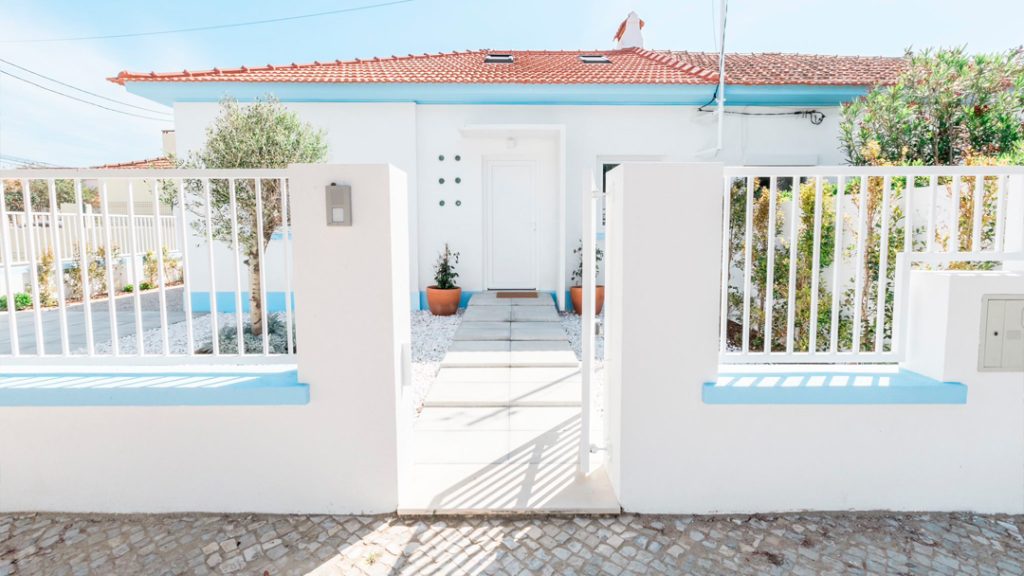 Fotografia apresentando a Entrada principal no projeto Casas da Costa, localizado em Almada, Portugal.