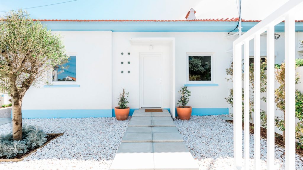 Fotografia apresentando o Detalhe da porta da entrada no projeto Casas da Costa, localizado em Almada, Portugal.