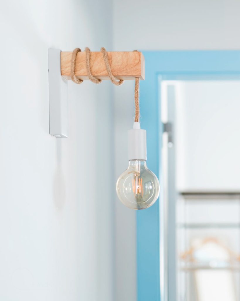 Fotografia apresentando o Detalhe de iluminação interior no projeto Casas da Costa, localizado em Almada, Portugal.