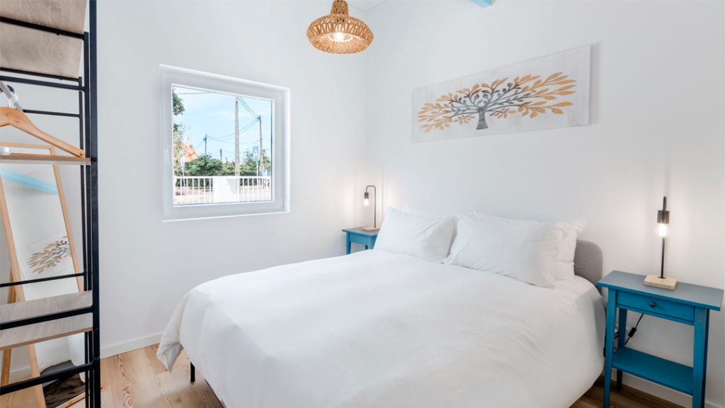 Fotografia apresentando o Quarto de casal no projeto Casas da Costa, localizado em Almada, Portugal.