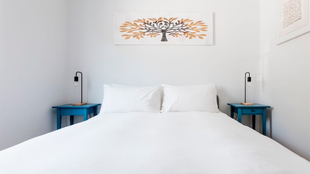Fotografia apresentando a Cama de casal no projeto Casas da Costa, localizado em Almada, Portugal.
