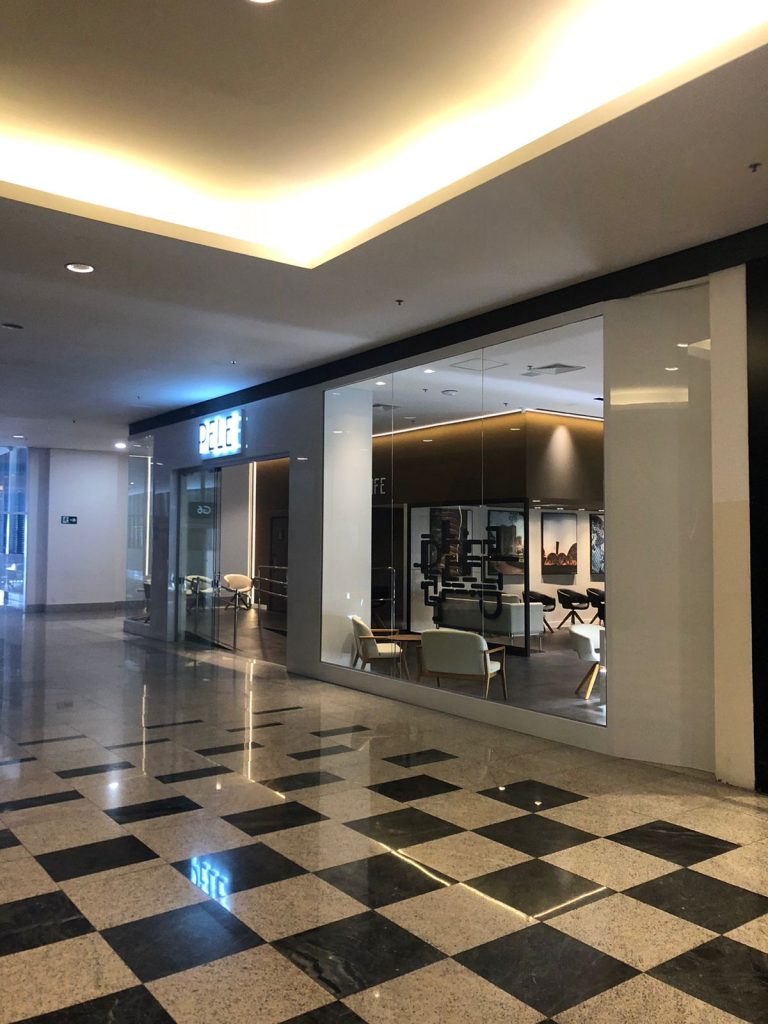 Fotografia apresentando a Vista exterior da clínica, no shopping no projeto Clínica Pele, localizado em Minas Gerais, Brasil.