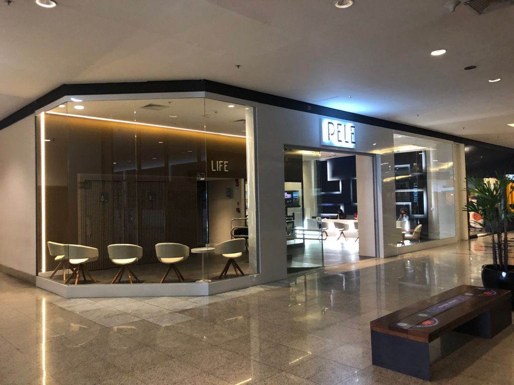 Fotografia apresentando a Vista exterior da clínica, no shopping no projeto Clínica Pele, localizado em Minas Gerais, Brasil.