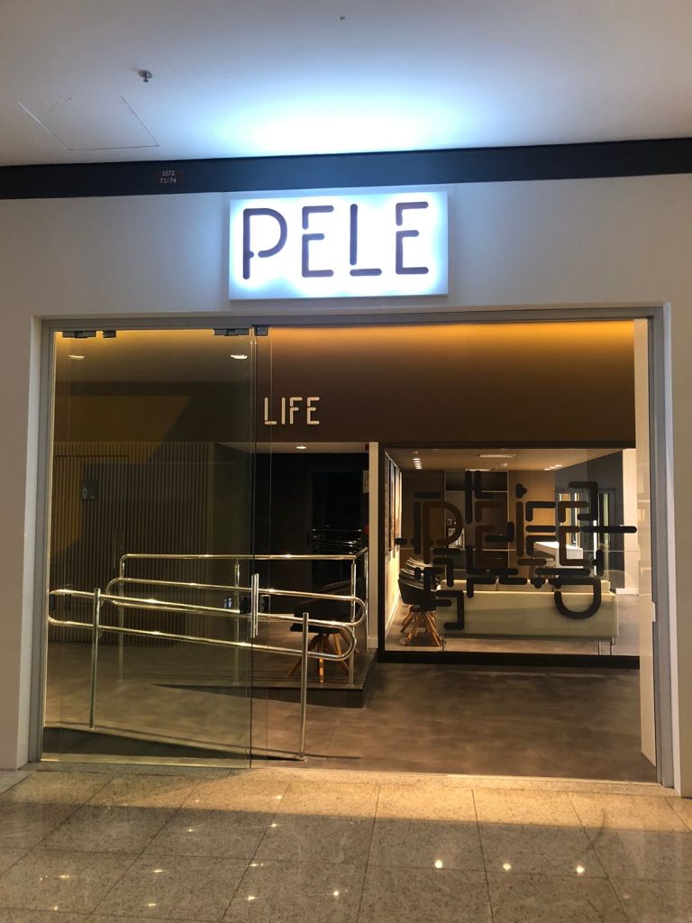 Fotografia apresentando a Entrada da clínica no projeto Clínica Pele, localizado em Minas Gerais, Brasil.