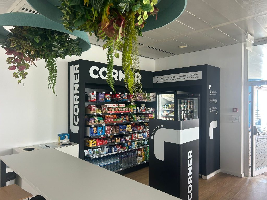 Fotografia apresentando a Vista geral interior da loja no projeto Corner Adecco, localizado em Lisboa, Portugal.