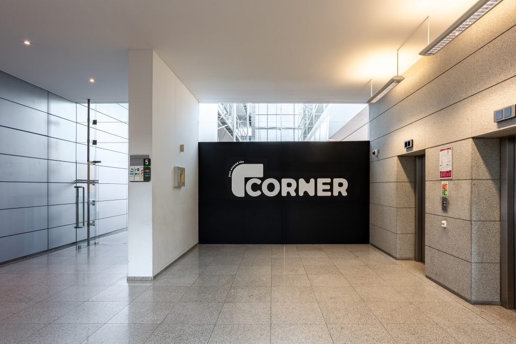 Fotografia apresentando o hall de elevadores no projeto Corner Bcp, localizado em Lisboa, Portugal.