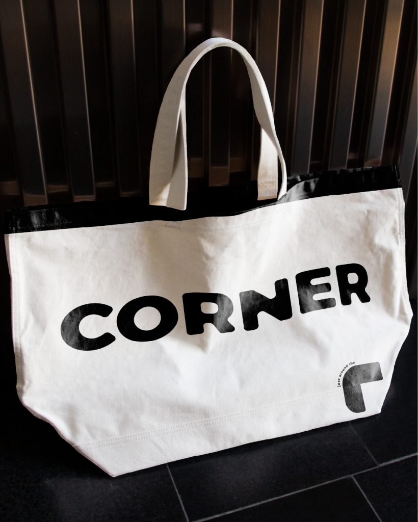 Fotomontagem apresentando a Aplicação em bolsa no projeto Logótipo Corner, localizado em Lisboa, Portugal.