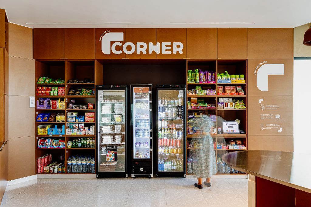 Fotografia apresentando a Aplicação de logo no projeto Corner Fidelidade, localizado em Lisboa, Portugal.