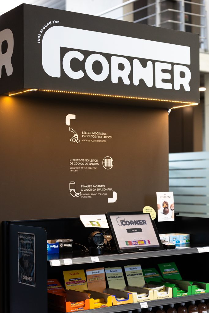 Fotografia apresentando a Aplicação de logo no projeto Corner Netjets, localizado em Lisboa, Portugal.