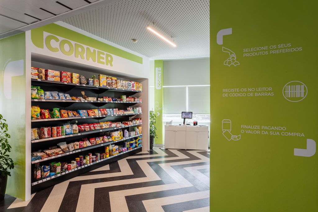 Fotografia apresentando a Aplicação de grafismo informativo no projeto Corner Outsystems, localizado em Lisboa, Portugal.