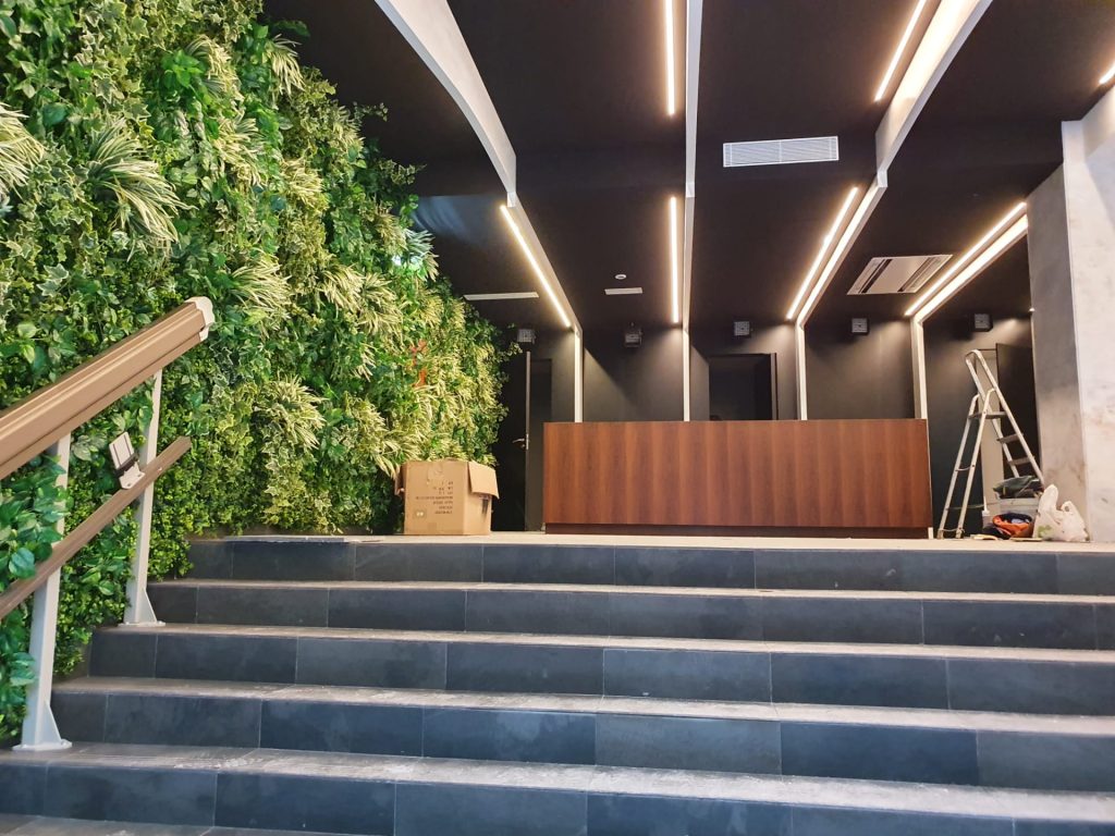 Fotografia apresentando o Jardim vertical interior da recepção no projeto Defensores de Chaves, localizado em Lisboa, Portugal.