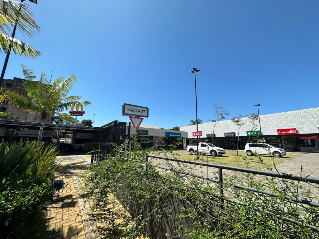Fotografia apresentando o conceito de Vista exterior do estacionamento no projeto Franca Strip Mall, localizado em São Paulo, Brasil.