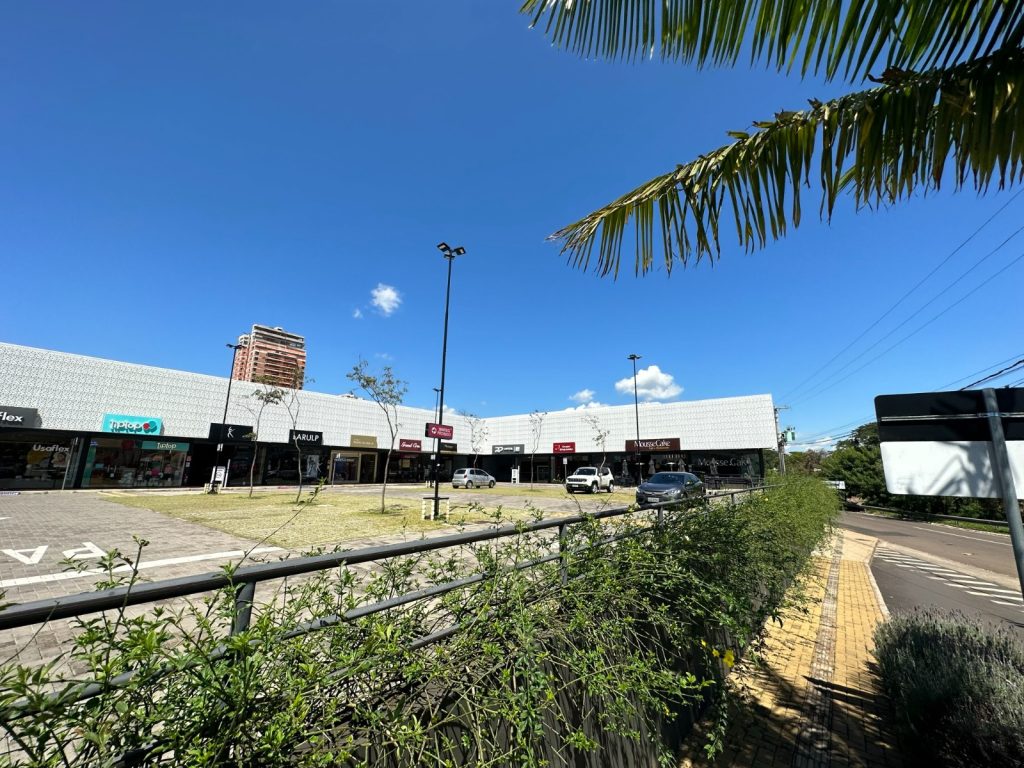 Fotografia apresentando o conceito de Vista exterior do estacionamento no projeto Franca Strip Mall, localizado em São Paulo, Brasil.